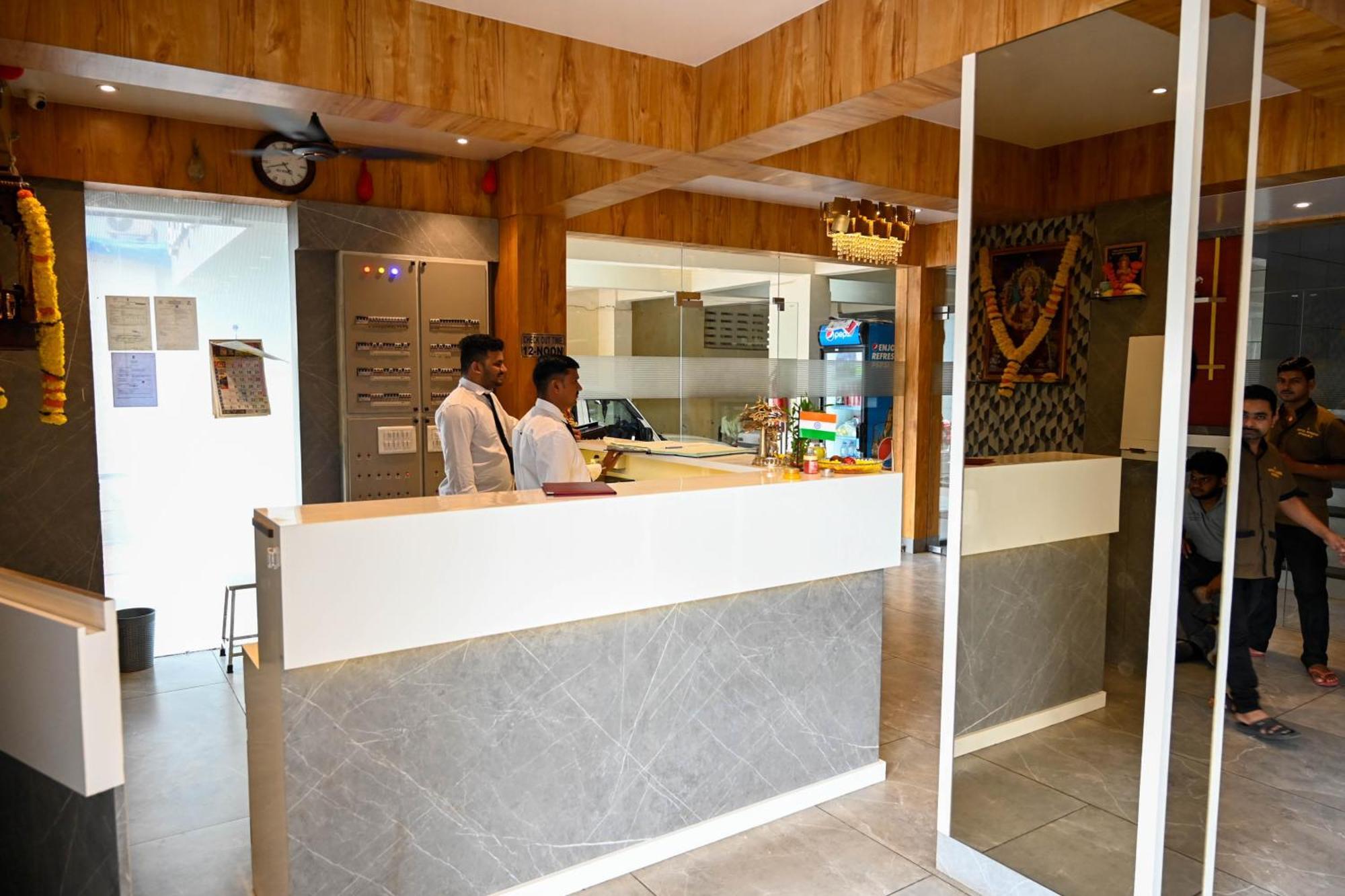 Adiraj Residency Hotel Navi Mumbai Ngoại thất bức ảnh